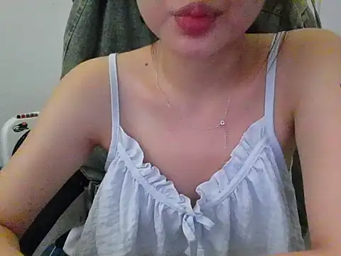 Snapshot of Yin-girl chatting on 11, 10, 2025 Yin-girl online show from 11, 10, 2025
