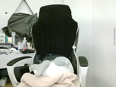 Snapshot of Yin-girl chatting on 16, 10, 2025 Yin-girl online show from 16, 10, 2025