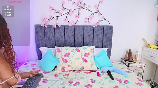 Sophiee Velvet online show from 17, 4, 2026