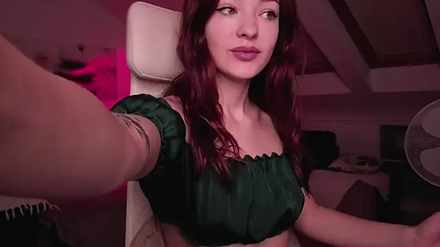 Snapshot of MiaRouge chatting on 14, 10, 2025 MiaRouge online show from 14, 10, 2025