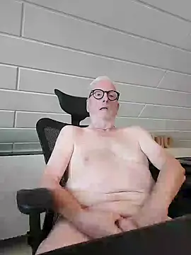 Snapshot of Greyhound70 chatting on 28, 9, 2025 Greyhound70 online show from 28, 9, 2025