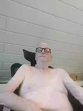 Snapshot of Greyhound70 chatting on 26, 10, 2025 Greyhound70 online show from 26, 10, 2025