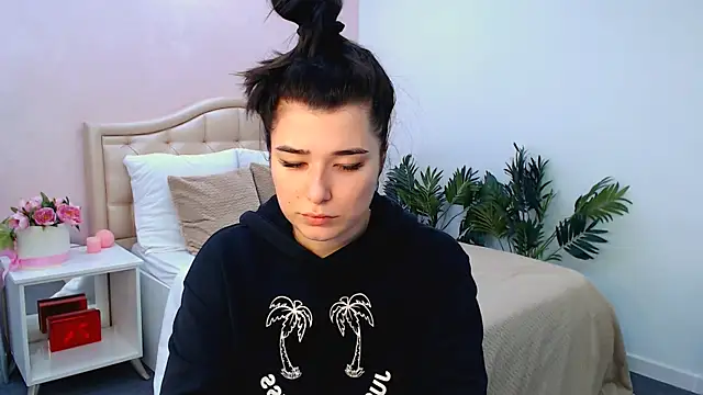 Snapshot of _Sun_Shy_ chatting on 21, 10, 2025 Sun Shy online show from 21, 10, 2025