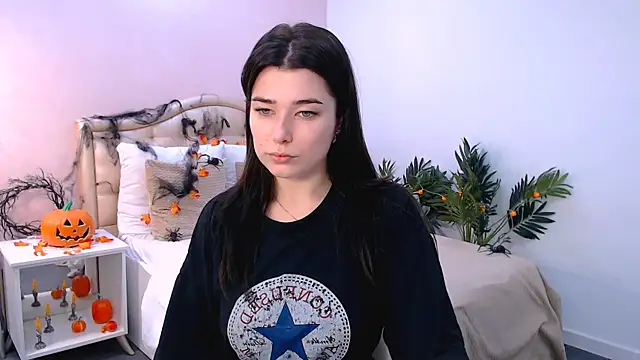 Snapshot of _Sun_Shy_ chatting on 4, 11, 2025 Sun Shy online show from 4, 11, 2025