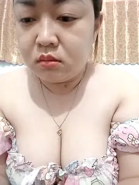 Snapshot of VyOanh2K chatting on 3, 10, 2025 VyOanh2K online show from 3, 10, 2025