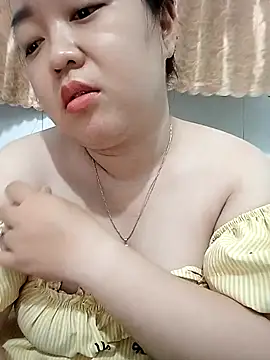 Snapshot of VyOanh2K chatting on 8, 10, 2025 VyOanh2K online show from 8, 10, 2025