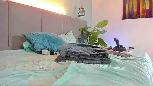 Annie-Wolf online show from 28, 2, 2025