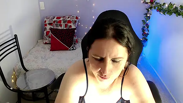 Snapshot of victoria_jones chatting on 4, 2, 2025 victoria jones online show from 4, 2, 2025