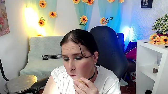 Snapshot of victoria_jones chatting on 7, 3, 2025 victoria jones online show from 7, 3, 2025