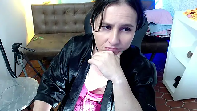 Snapshot of victoria_jones chatting on 12, 3, 2025 victoria jones online show from 12, 3, 2025