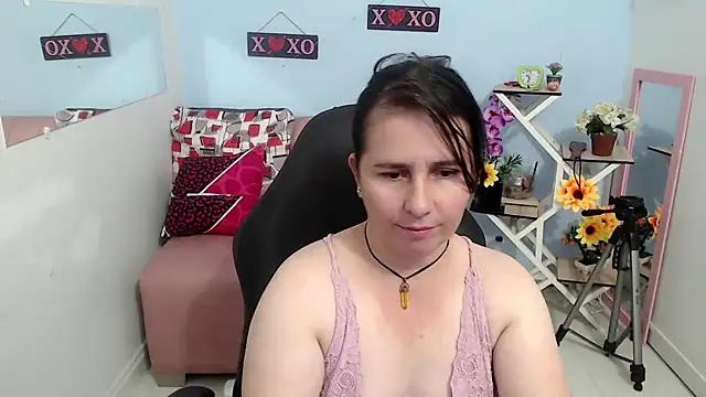 Snapshot of victoria_jones chatting on 4, 10, 2025 victoria jones online show from 4, 10, 2025