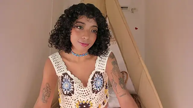 Snapshot of Ariella_Ruiz chatting on 20, 9, 2025 Ariella Ruiz online show from 20, 9, 2025