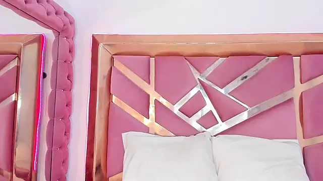 Britanymooree online show from 18, 4, 2026