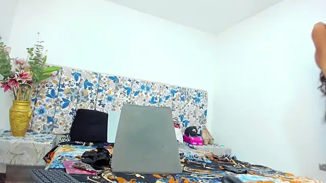 mia foxts online show from 8, 3, 2026