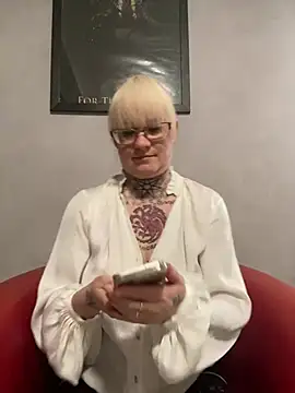 poussichienne online show from 18, 2, 2025