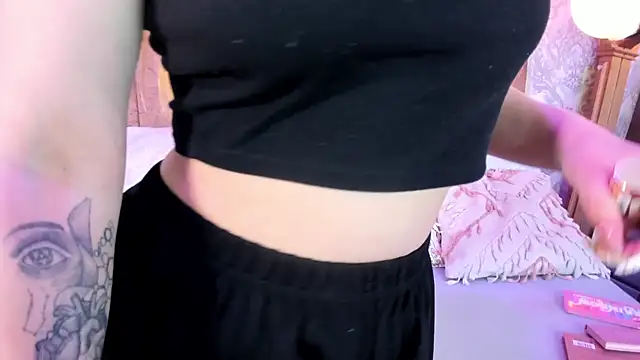 Snapshot of tiffany_becker chatting on 21, 11, 2025 tiffany becker online show from 21, 11, 2025