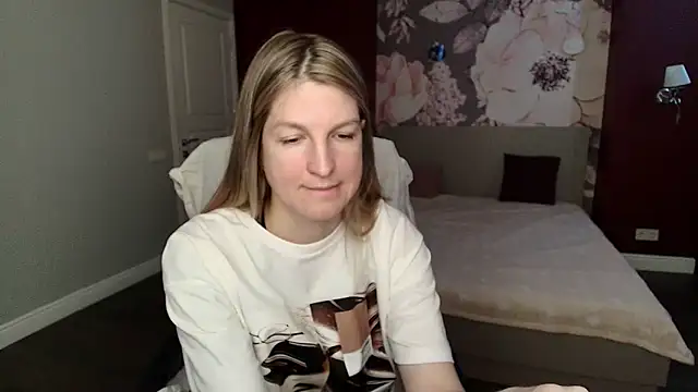 Snapshot of EmilyWalkeri chatting on 6, 5, 2026 EmilyWalkeri online show from 6, 5, 2026