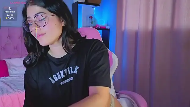 Snapshot of LoaLuxury chatting on 2, 10, 2025 LoaLuxury online show from 2, 10, 2025