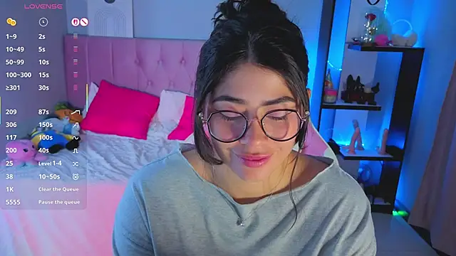 Snapshot of LoaLuxury chatting on 9, 11, 2025 LoaLuxury online show from 9, 11, 2025