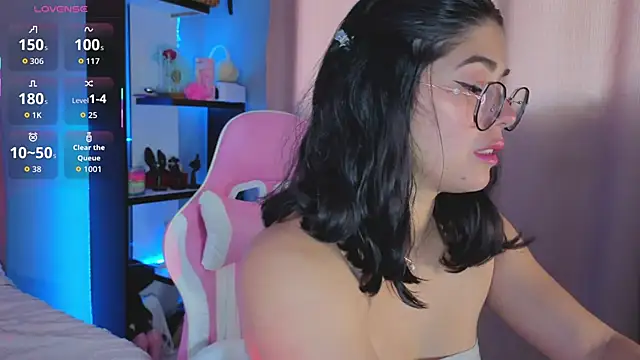 Snapshot of LoaLuxury chatting on 20, 11, 2025 LoaLuxury online show from 20, 11, 2025