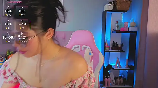 Snapshot of LoaLuxury chatting on 24, 11, 2025 LoaLuxury online show from 24, 11, 2025