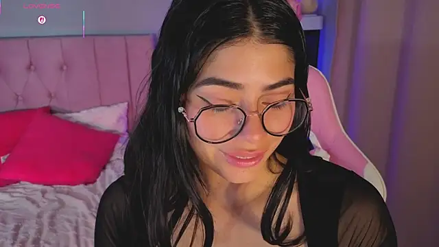 Snapshot of LoaLuxury chatting on 4, 12, 2025 LoaLuxury online show from 4, 12, 2025