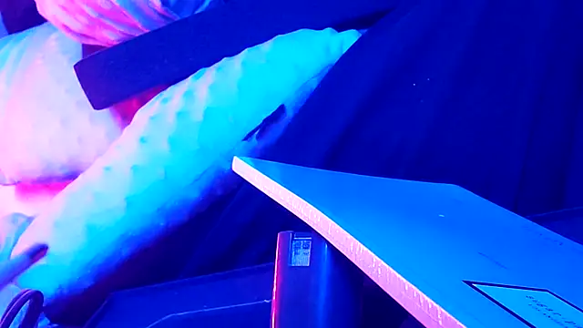 gurlnips online show from 9, 9, 2025