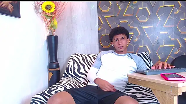 dominic smith  online show from 22, 9, 2025