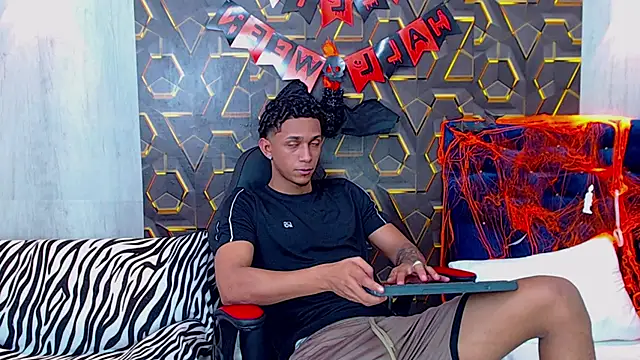 dominic smith  online show from 26, 10, 2025