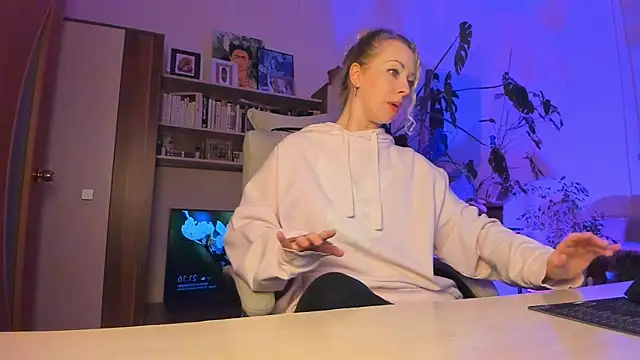 LylithSkye online show from 17, 4, 2026