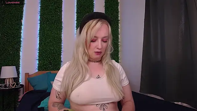 Snapshot of Nicole__Aniston_ chatting on 28, 9, 2025 Nicole Aniston online show from 28, 9, 2025