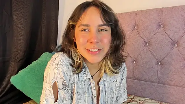 Snapshot of riley_colors chatting on 3, 2, 2025 riley colors online show from 3, 2, 2025