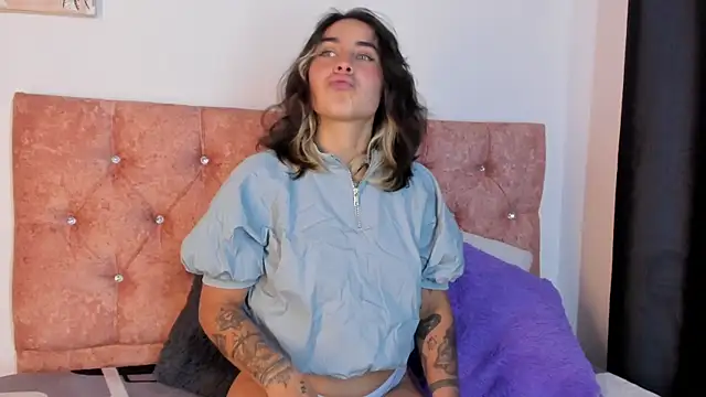 Snapshot of riley_colors chatting on 4, 3, 2025 riley colors online show from 4, 3, 2025