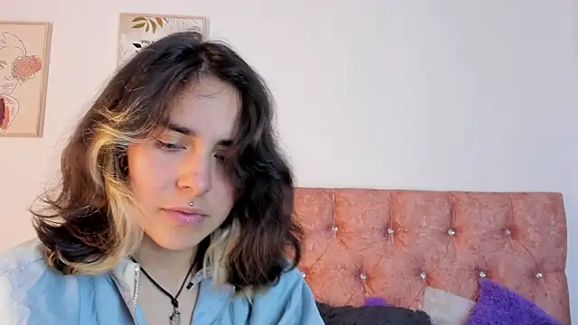 Snapshot of riley_colors chatting on 5, 3, 2025 riley colors online show from 5, 3, 2025