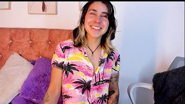 Snapshot of riley_colors chatting on 11, 3, 2025 riley colors online show from 11, 3, 2025