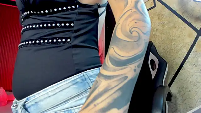 Snapshot of Melany_Luv chatting on 4, 12, 2025 Melany Luv online show from 4, 12, 2025