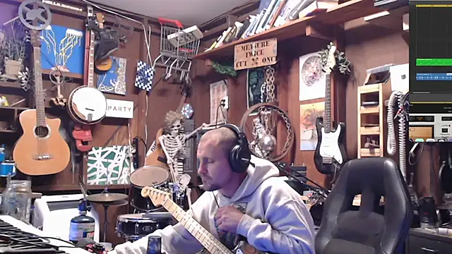 Snapshot of itsjameswebbscope chatting on 5, 10, 2025 itsjameswebbscope online show from 5, 10, 2025