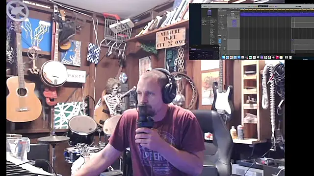 Snapshot of itsjameswebbscope chatting on 9, 10, 2025 itsjameswebbscope online show from 9, 10, 2025