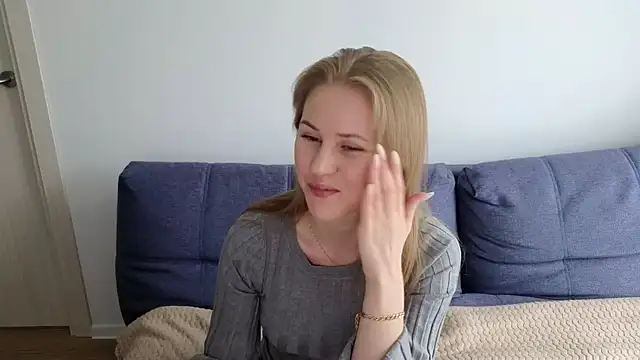 Snapshot of IsabelAllen chatting on 12, 3, 2025 IsabelAllen online show from 12, 3, 2025