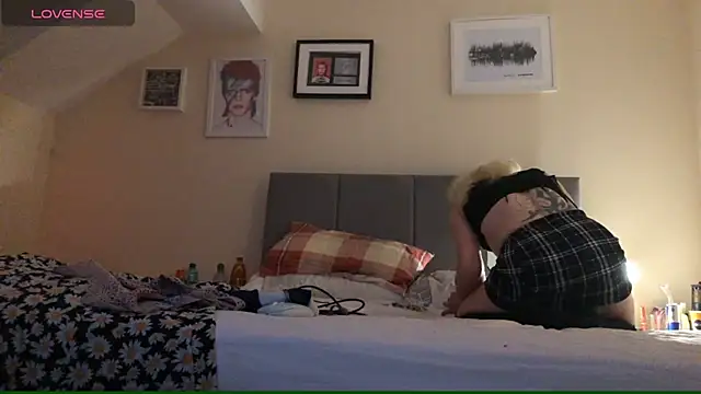 lolaisagoodtime online show from 15, 2, 2025