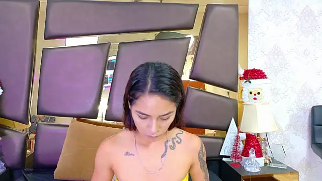 Snapshot of NicoleEsposito chatting on 5, 1, 2026 NicoleEsposito online show from 5, 1, 2026