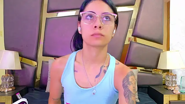 Snapshot of NicoleEsposito chatting on 2, 2, 2026 NicoleEsposito online show from 2, 2, 2026