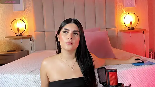 Snapshot of Amy-Saenz chatting on 25, 10, 2025 Amy-Saenz online show from 25, 10, 2025