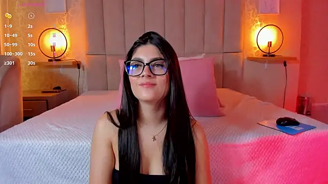 Snapshot of Amy-Saenz chatting on 21, 11, 2025 Amy-Saenz online show from 21, 11, 2025