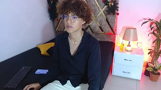 Snapshot of nickolas_moon chatting on 18, 12, 2024 nickolas moon online show from 18, 12, 2024