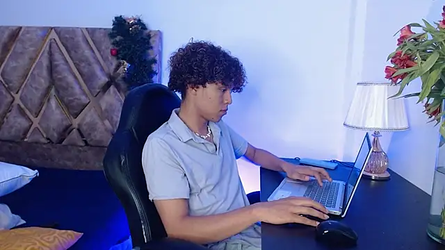 Snapshot of nickolas_moon chatting on 30, 12, 2024 nickolas moon online show from 30, 12, 2024