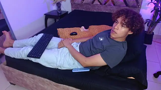 Snapshot of nickolas_moon chatting on 1, 2, 2025 nickolas moon online show from 1, 2, 2025