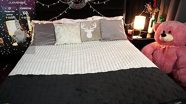 KitnissKiss online show from 4, 1, 2025