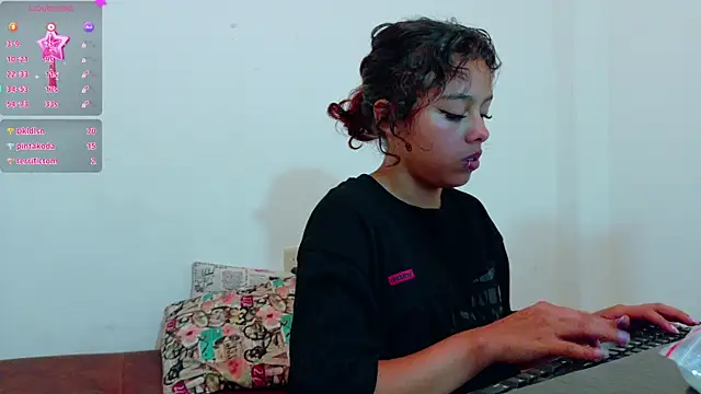 Snapshot of clydexxxbunny chatting on 29, 12, 2024 clydexxxbunny online show from 29, 12, 2024