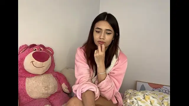 Snapshot of HallieLemon1 chatting on 6, 12, 2024 HallieLemon1 online show from 6, 12, 2024